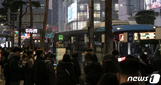 [사진] 서울시 '명동 퇴근길 대란'에 줄서기 표지판 운영 유예
