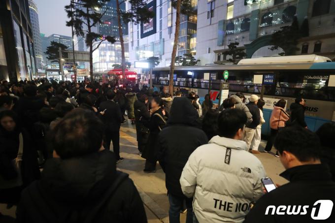 [사진] 지친 퇴근길 더 지치는 버스정류장