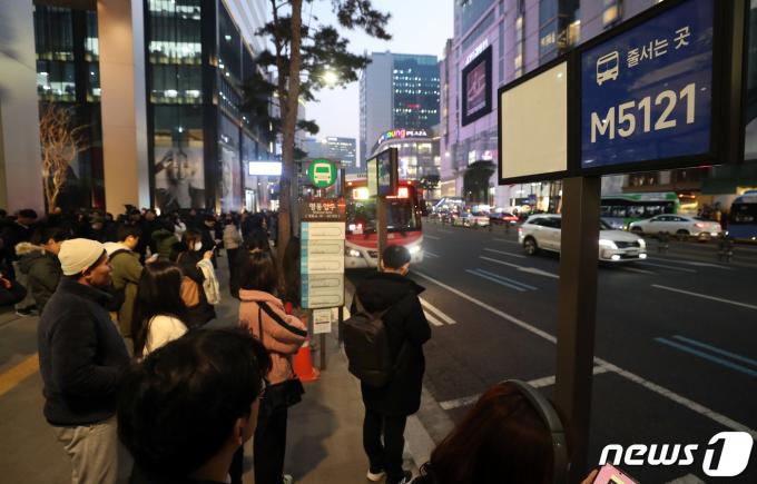 [사진] 명동 퇴근길 대란에 서울시 줄서기 표지판 운영 중단