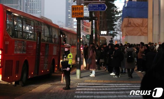 [사진] 퇴근길 대란에 경찰 배치