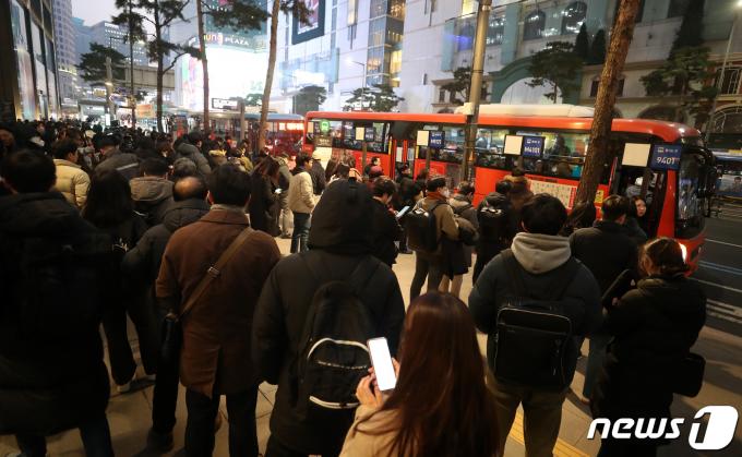 [사진] 명동 퇴근길 대란 '서울시 줄서기 표지판 31일까지 운영 중단'