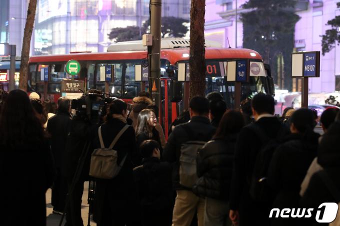 [사진] 지친 퇴근길 더 지치는 혼잡한 버스정류장