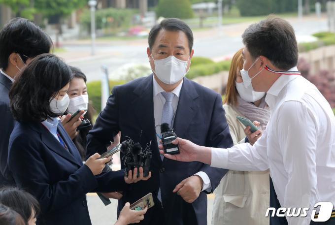 정영환 한국법학교수회장이 29일 오전 경기 과천 정부과천청사 법무부에서 열린 검찰총장 후보추천위원회(후보추천위)에 참석하고 있다.  2021.4.29/뉴스1 ⓒ News1 임세영 기자
