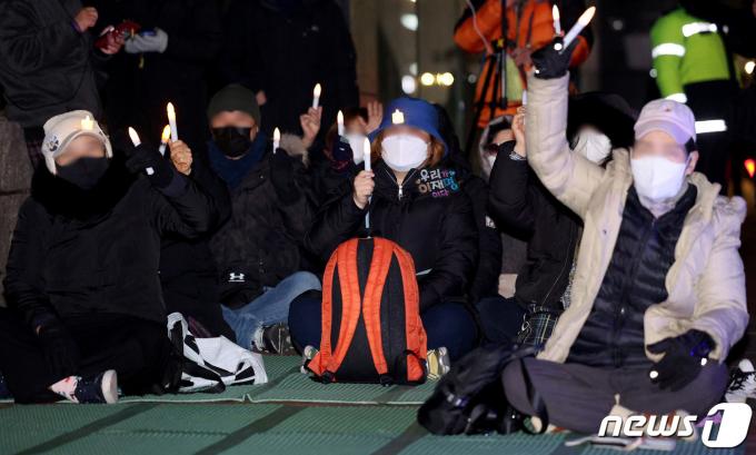 [사진] 이재명 대표 쾌유 기원 촛불집회 갖는 지지자