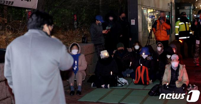 [사진] 서울대 병원에서 이재명 대표 쾌유 기원하는 지지자들