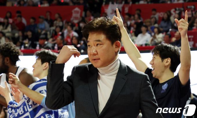 [사진] 경기 지켜보는 김승기 감독