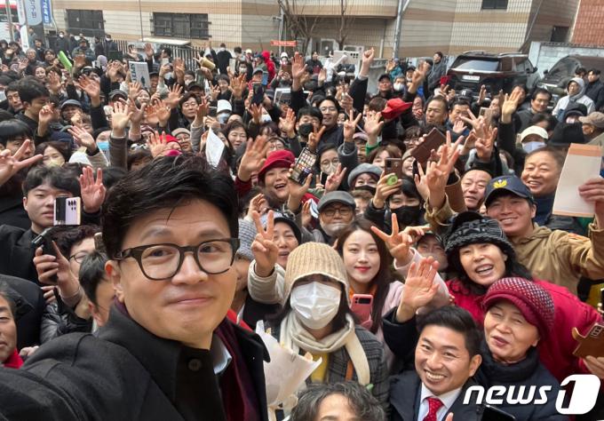 [사진] 당원 및 지지자들과 함께 셀카 찍는 한동훈 비대위원장