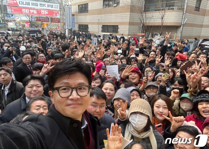 [사진] 당원 및 지지자들과 함께 셀카 찍는 한동훈 비대위원장