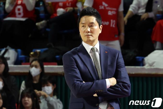 [사진] 경기에 집중하는 전희철 감독
