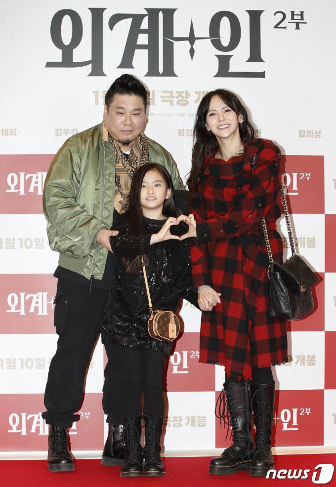 [사진] 김지우·레이먼킴, 예쁜 딸과 함께 '외계+인' 보러 왔어요