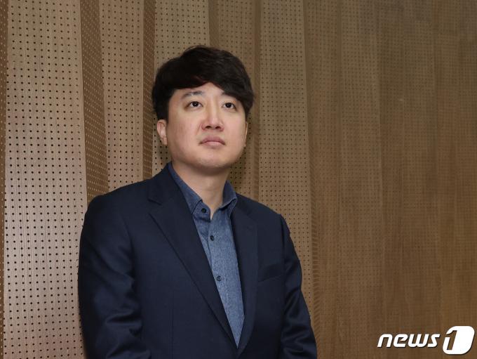 이준석 가칭 '개혁신당' 정강정책위원장이 3일 서울 여의도 국회 소통관에서 허은아 의원의 국민의힘 탈당 기자회견에 참석하고 있다. 2024.1.3/뉴스1 ⓒ News1 송원영 기자