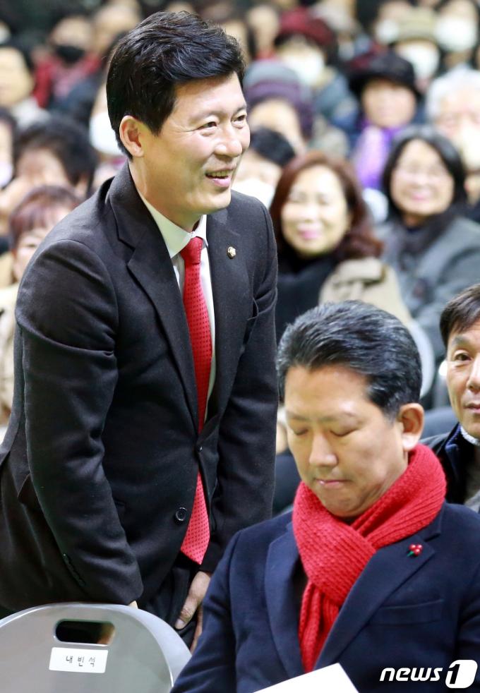 [사진] 의정보고회서 인사하는 구자근 의원