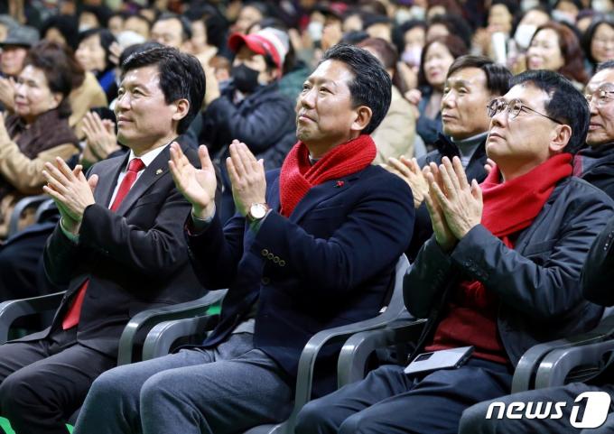 [사진] 의정보고회서 박수치는 구자근 의원