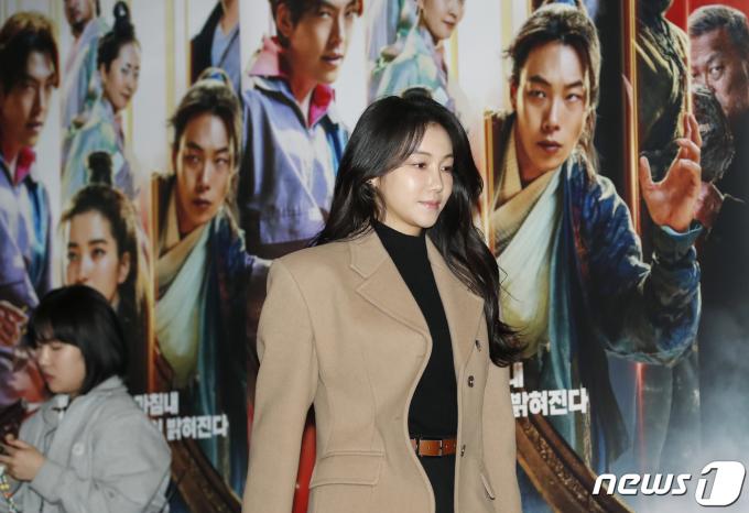 [사진] 김옥빈 '외계+인' 보러 온 韓 여전사