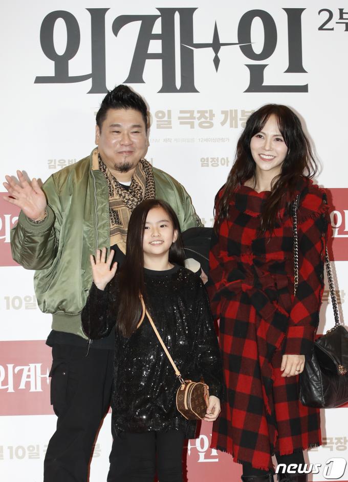 [사진] 김지우·레이먼킴 부부, 붕어빵 딸과 함께