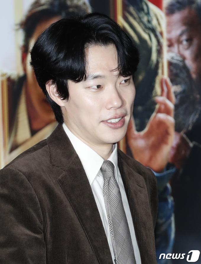 [사진] 류준열, 얼치기 도사 왔어요
