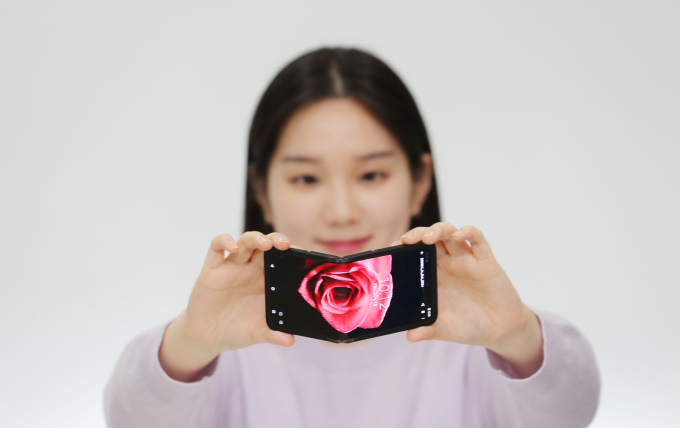 삼성디스플레이는 'CES 2024'에서 안팎으로 모두 접을 수 있는 '플렉스 인앤아웃 플립'을 선보인다. /사진=삼성디스플레이