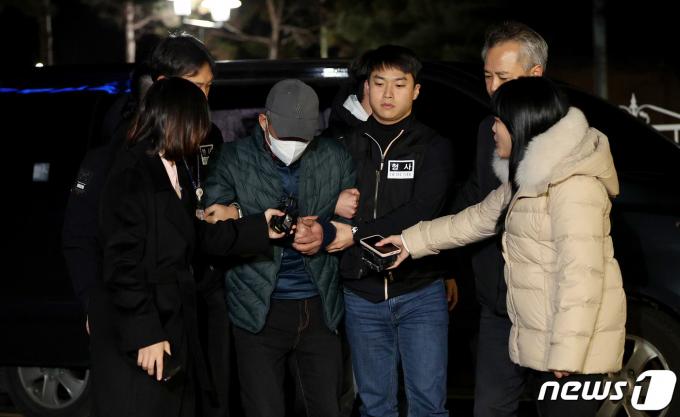 [사진] 강릉에서 검거된 뒤 일산서부경찰서 압송되는 이 모씨