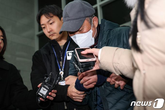 [사진] 다방 연쇄살인범, 취재진 질문에 묵묵부답