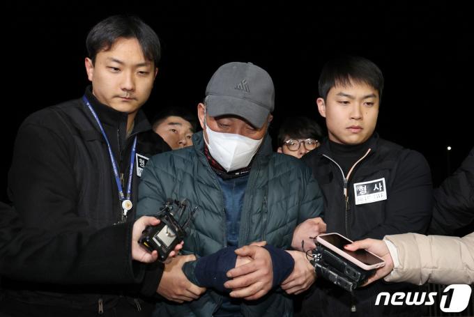 [사진] 다방 업주 2명 살해 혐의, 압송되는 이 모씨