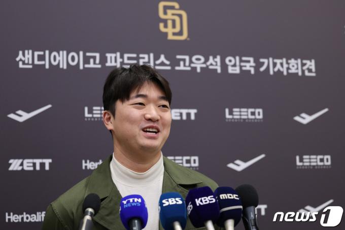 메이저리그(MLB) 샌디에이고 파드리스와 계약한 고우석이 6일 오전 인천국제공항 2터미널을 통해 귀국 후 인터뷰를 하고 있다. 2024.1.6/뉴스1 ⓒ News1 신웅수 기자