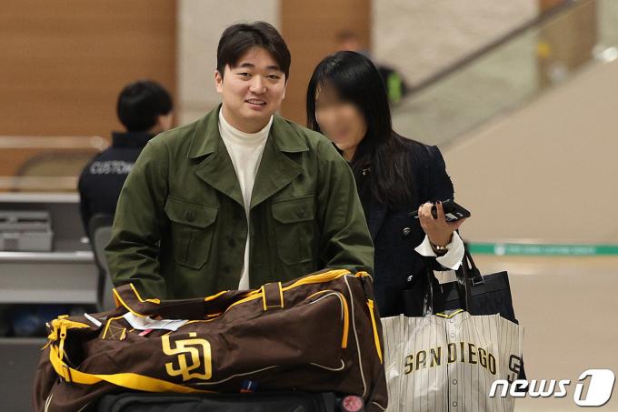 메이저리그(MLB) 샌디에이고 파드리스와 계약한 고우석이 6일 오전 인천국제공항 2터미널을 통해 귀국하고 있다. 2024.1.6/뉴스1 ⓒ News1 신웅수 기자