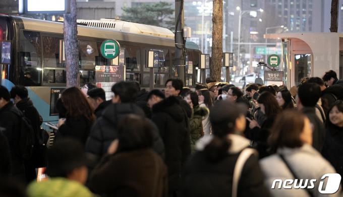 5일 저녁 서울 중구 명동입구 버스정류장에서 시민들이 퇴근을 하기 위해 버스를 기다리고 있다. 서울시는 명동 인근 광역버스정류소에 '노선별 대기판' 등을 설치하면서 '명동 퇴근길 대란'이 벌어지자 이날 광역버스 정류소 줄서기 표지판 운영을 이달 31일까지 유예하고, 수원과 용인 등 5개 광역버스 노선 및 정차 위치를 변경한다고 밝혔다. 또 경기도와의 협의를 통해 이밖의 노선과 정차 위치도 이달 중 조정할 예정이다. 2024.1.5/뉴스1 ⓒ News1 이승배 기자