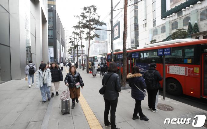 [뉴스1 PICK]걷는게 빠르다… '1km 이동에 1시간' 명동 광역버스 대란 현장 