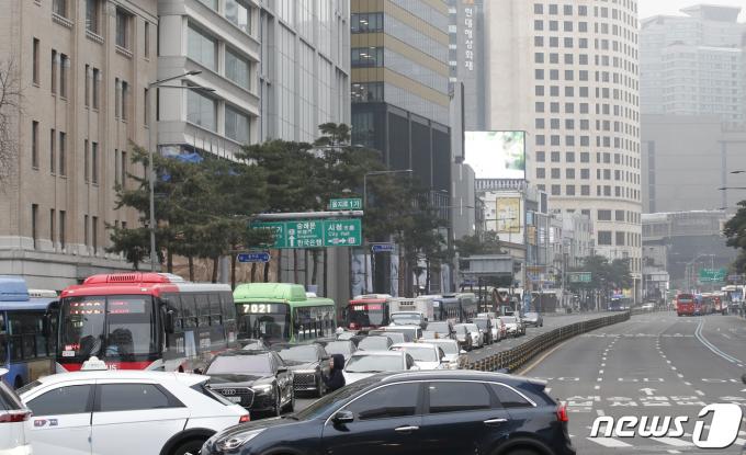 [뉴스1 PICK]걷는게 빠르다… '1km 이동에 1시간' 명동 광역버스 대란 현장 