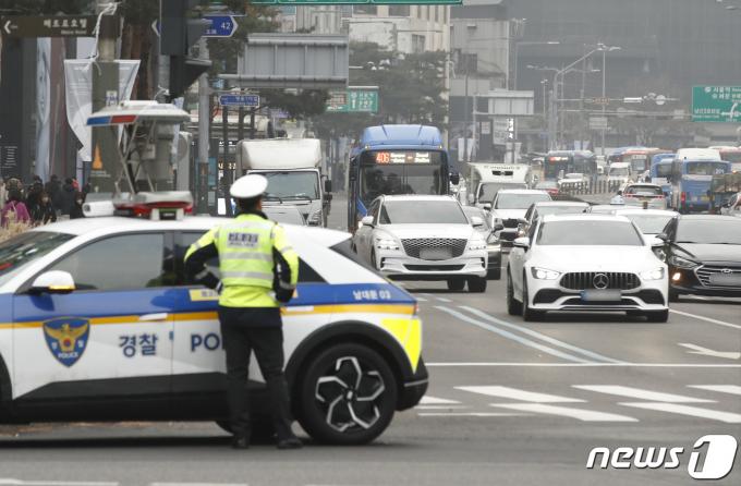 [뉴스1 PICK]걷는게 빠르다… '1km 이동에 1시간' 명동 광역버스 대란 현장 