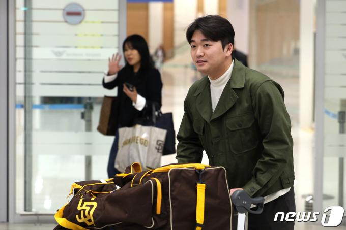 메이저리그(MLB) 샌디에이고 파드리스와 계약한 고우석이 6일 오전 인천국제공항 2터미널을 통해 귀국하고 있다. 2024.1.6/뉴스1 ⓒ News1 신웅수 기자