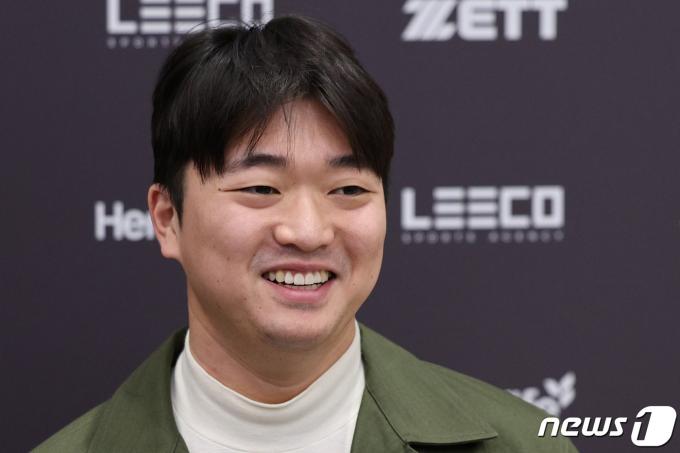 메이저리그(MLB) 샌디에이고 파드리스와 계약한 고우석이 6일 오전 인천국제공항 2터미널을 통해 귀국 후 인터뷰를 하고 있다. 2024.1.6/뉴스1 ⓒ News1 신웅수 기자