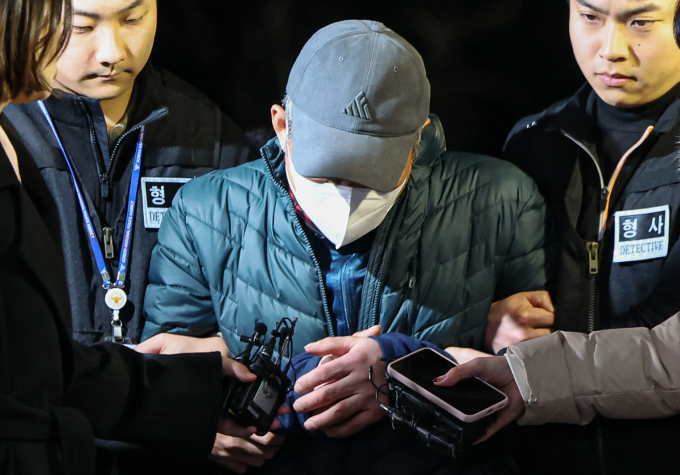 경기도 고양시와 양주시에서 60대 다방 업주 2명을 잇따라 살해한 혐의를 받는 이 모 씨가 5일 밤 강원도 강릉에서 검거돼 6일 새벽 경기 고양시 일산서부경찰서로 압송되고 있다./사진=뉴스1