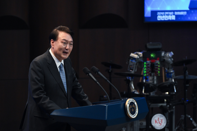 윤석열 대통령이 5일 서울 성북구 한국과학기술연구원(KIST)에서 열린 2024년 과학기술인·정보방송통신인 신년인사회에서 격려사를 하고 있다./사진=대통령실 제공  