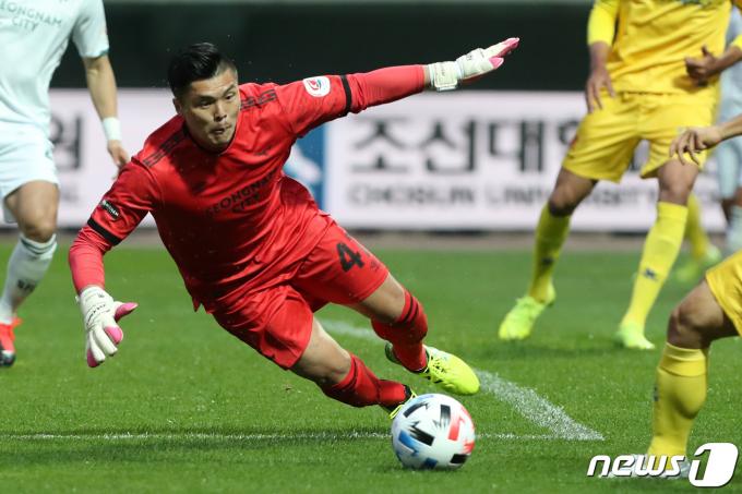 9일 오후 광주 서구 광주월드컵경기장에서 열린 하나원큐 K리그1 2020 1라운드 광주FC와 성남FC 경기에서 성남 골키퍼 김영광이 광주 공격을 막아내고 있다. 2020.5.9/뉴스1 ⓒ News1 한산 기자