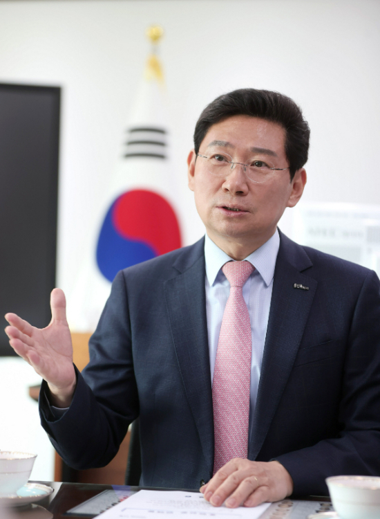 이상일 용인특례시장이 경기도의 지방산업단지 심의 권한을 특례시에 이양해야 한다는 서한문을 박상우 국토교통부 장관에게 전달했다. / 사진제공=용인특례시