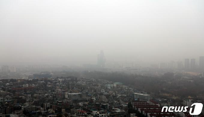 초미세먼지 농도가 '나쁨' 수준을 보인 5일 오전 서울 남산에서 바라본 도심이 뿌옇게 보이고 있다. 2024.1.5/뉴스1 ⓒ News1 황기선 기자
