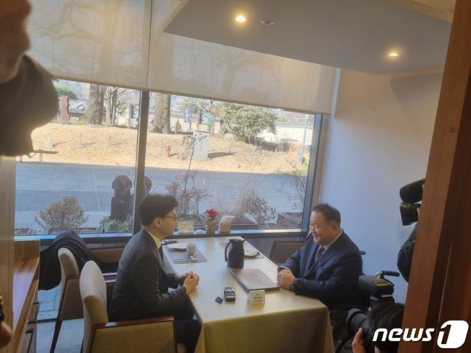 한동훈 국민의힘 비상대책원장이 6일 서울 종로구의 한 식당에서 더불어민주당을 탈당한 이상민 무소속 의원과 대화를 나누고 있다.  / 뉴스1 ⓒ News1