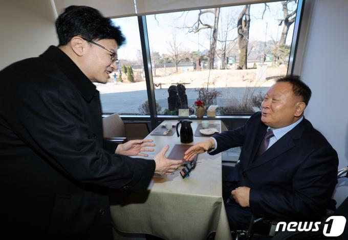 [사진] 악수하는 한동훈·이상민