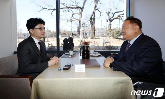 [사진] 대화나누는 한동훈 비대위원장·이상민 의원