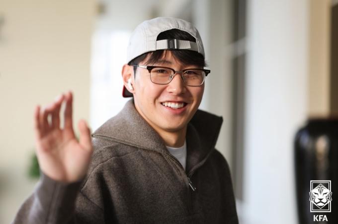 2023 아시아축구연맹(AFC) 아시안컵에 출전하는 축구 대표팀의 이강인이 5일(현지시간) 아랍에미리트(UAE)의 파크하얏트 아부다비 호텔 앤 빌라스에서 취재진에게 인사하고 있다. (대한축구협회 제공) 2024.1.5/뉴스1