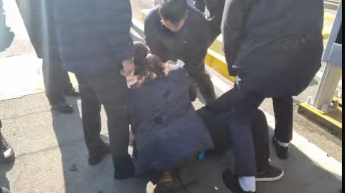6일 오후 용산 대통령실 앞에서 시위하다가 연행되는 대진연 회원. (자료=대진연 유튜브)