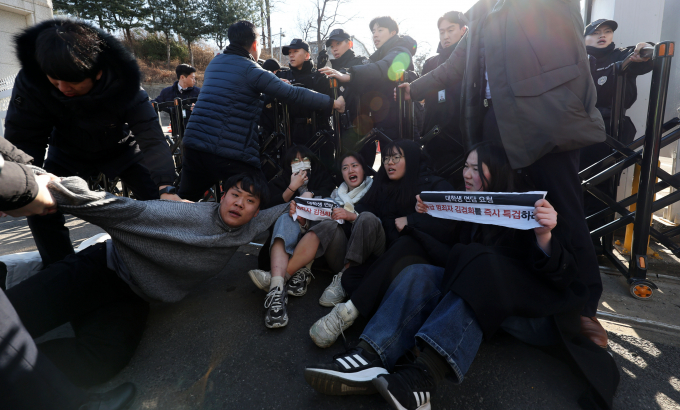 6일 오후 서울 용산구 대통령실 인근 입구 앞에서 한국대학생진보연합 대학생들이 ‘윤석열 대통령의 김건희 특검 거부 규탄’ 기습시위를 하고 있다. / 사진=뉴시스