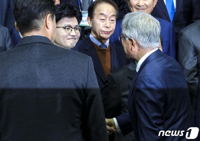 [사진] 악수하는 문재인 전 대통령·한동훈 비대위원장