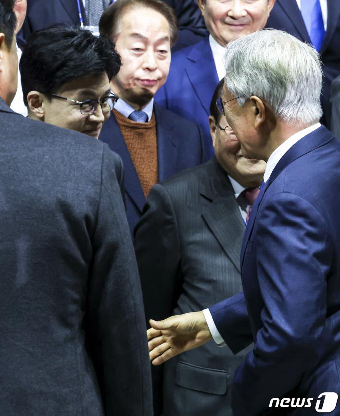 [사진] 한동훈과 악수하는 문재인 전 대통령