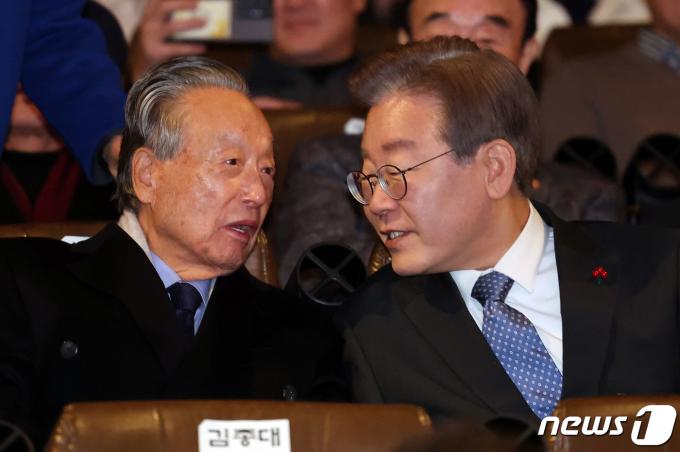 이재명 더불어민주당 대표와 권노갑 김대중재단 이사장이 18일 오후 서울 여의도 용산구 CGV용산아이파크몰에서 열린 '길위에 김대중' VIP시사회에서 대화를 나누고 있다. 2023.12.18/뉴스1 ⓒ News1 ,황기선 기자