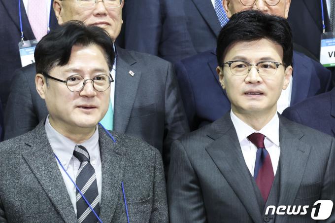 [사진] 행사장에서 만난 한동훈·홍익표