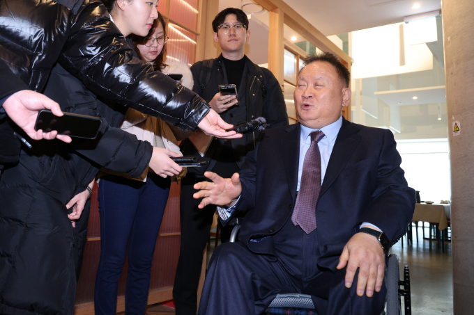 이상민 무소속 의원이 6일 오전 서울 종로구의 한식당에서 한동훈 국민의힘 비상대책위원장과의 회동에 앞서 취재진의 질의에 답변하고 있다. / 사진=뉴스1 신웅수 기자
