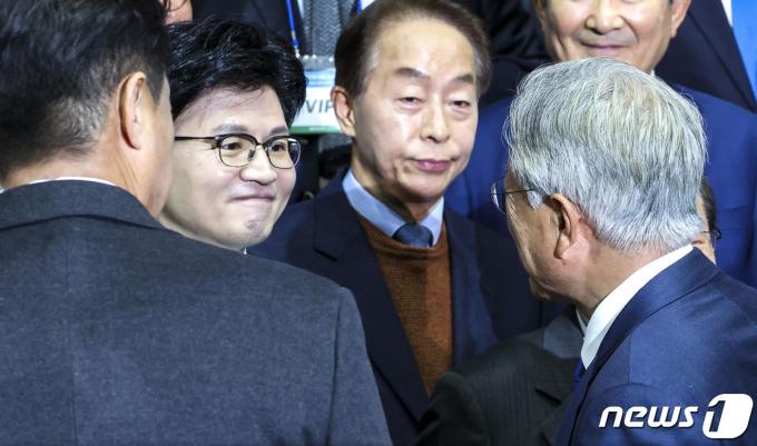 [사진] 인사하는 문재인·한동훈
