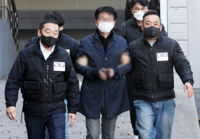 이재명 더불어민주당 대표를 흉기로 습격한 피의자 김모씨가 4일 오후 부산 연제구 연제경찰서에서 구속 전 피의자 심문(영장실질심사)에 출석하기 위해 부산지방법원으로 이송되고 있다./사진=뉴스1
